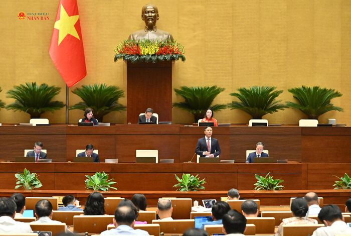 Thống đốc Ngân hàng Nhà nước Việt Nam Phạm Đức Ấn giải trình, làm rõ một số vấn đề ĐBQH nêu. Ảnh: Phạm Thắng