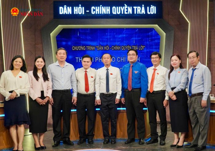 Các đại biểu tham dự chương trình chụp hình lưu niệm