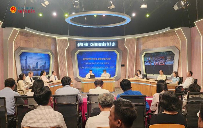Quang cảnh Chương trình “Dân hỏi - Chính quyền trả lời” tháng 8