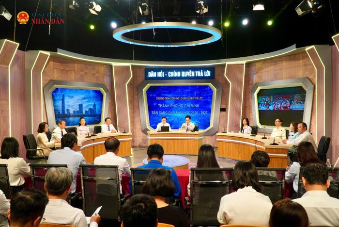 Quang cảnh Chương trình “Dân hỏi - Chính quyền trả lời” tháng 8