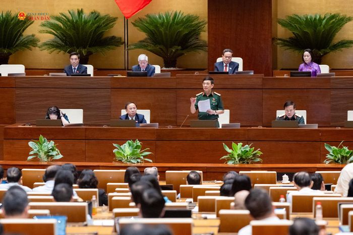 Phó Thủ tướng, Bộ trưởng Bộ Quốc phòng, Đại tướng Phan Văn Giang phát biểu giải trình, làm rõ một số vấn đề đại biểu Quốc hội nêu. Ảnh: Phạm Thắng