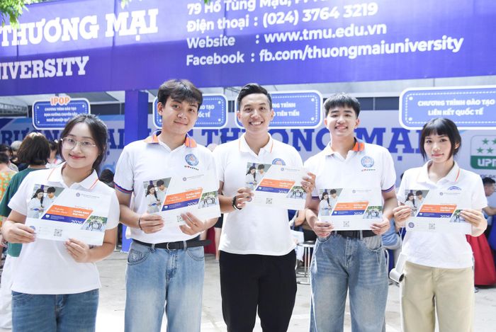Sinh viên Trường Đại học Thương mại. Ảnh: Xuân Quý