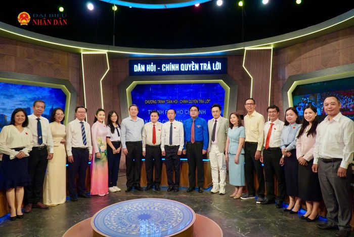 Các đại biểu tham dự chương trình chụp ảnh lưu niệm