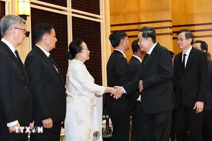 Chủ tịch Quốc hội Trần Thanh Mẫn dẫn đầu Đoàn đại biểu cấp cao của Đảng, Nhà nước Việt Nam viếng đồng chí Saysomphone Phomvihane, Ủy viên Bộ Chính trị, Chủ tịch Quốc hội Lào. Ảnh: Doãn Tấn/TTXVN