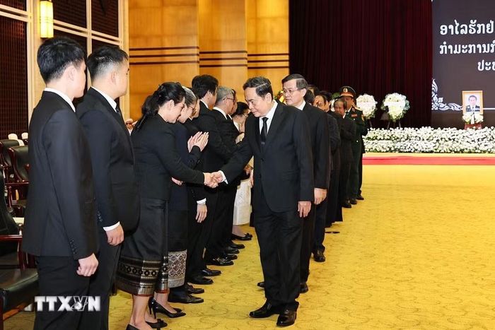 Chủ tịch Quốc hội Trần Thanh Mẫn dẫn đầu Đoàn đại biểu cấp cao của Đảng, Nhà nước Việt Nam viếng đồng chí Saysomphone Phomvihane, Ủy viên Bộ Chính trị, Chủ tịch Quốc hội Lào. Ảnh: Doãn Tấn/TTXVN