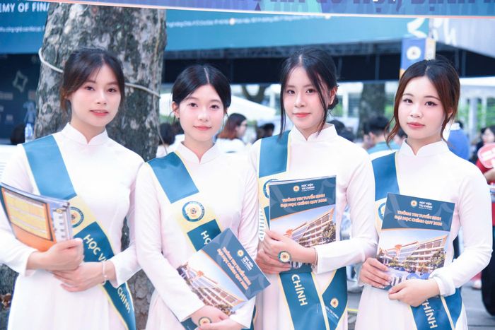 Sinh viên Học viện Tài chính. Ảnh: Xuân Quý