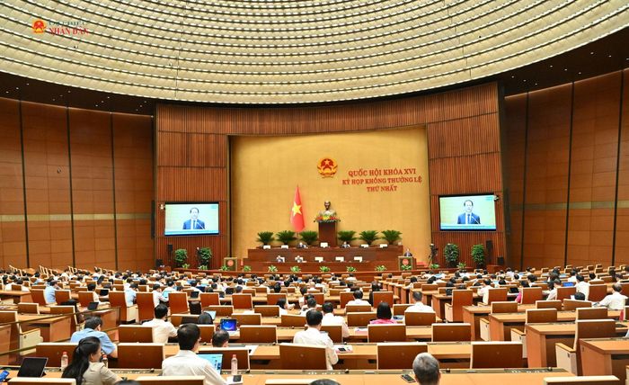 Bộ trưởng Bộ Tư pháp Hoàng Thanh Tùng phát biểu giải trình, làm rõ một số vấn đề đại biểu Quốc hội nêu. Ảnh: Quang Khánh