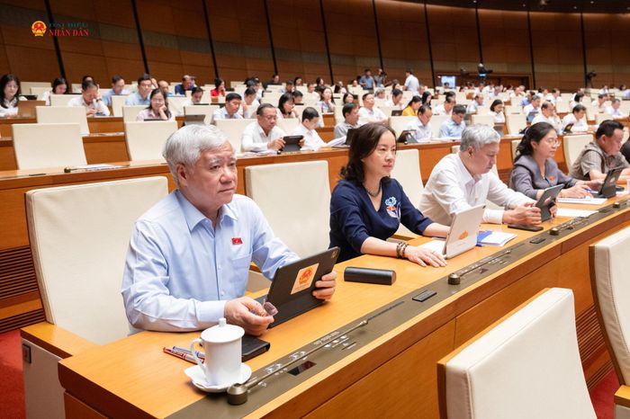 Phó Chủ tịch Thường trực Quốc hội Đỗ Văn Chiến và các đại biểu tham dự phiên họp