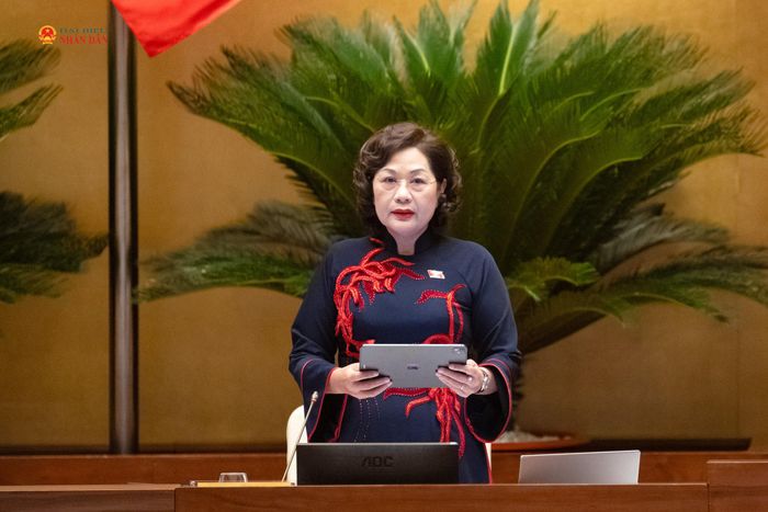 Phó Chủ tịch Quốc hội Nguyễn Thị Hồng điều hành phiên thảo luận về dự án Luật sửa đổi, bổ sung một số điều của Luật Ngân hàng Nhà nước Việt Nam; Luật Phòng, chống rửa tiền và Luật Các tổ chức tín dụng