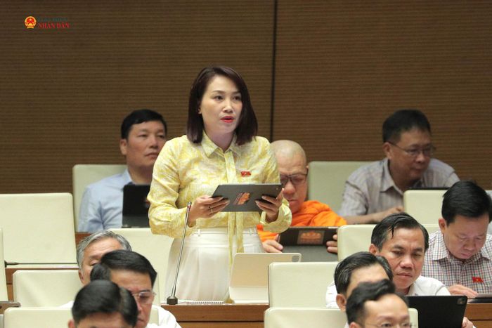 ĐBQH Cà Thị Thắm (Lai Châu) phát biểu