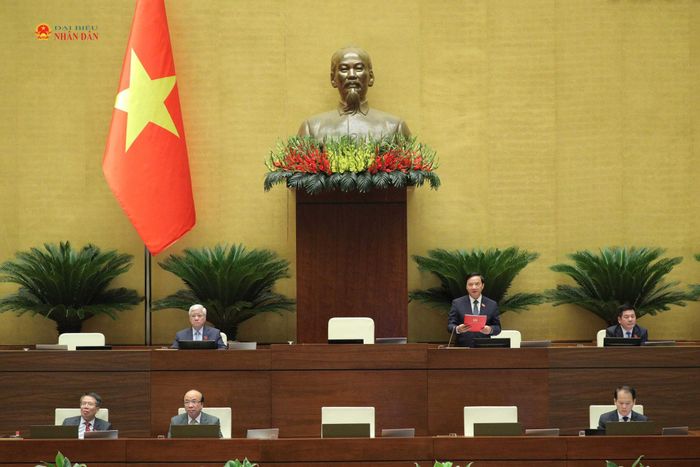 Phó Chủ tịch Quốc hội Nguyễn Khắc Định điều hành phiên thảo luận về dự án Luật Phổ biến, giáo dục pháp luật (sửa đổi)