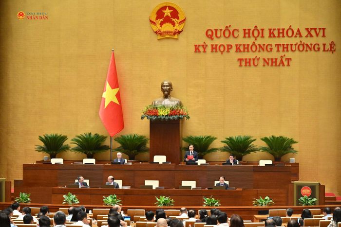 Phó Chủ tịch Quốc hội Nguyễn Khắc Định điều hành phiên thảo luận về dự án Luật Phổ biến, giáo dục pháp luật (sửa đổi), chiều 9/8