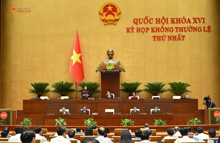 Chủ tịch Quốc hội Trần Thanh Mẫn chủ trì, Phó Chủ tịch Quốc hội Nguyễn Thị Hồng điều hành phiên thảo luận về dự án Luật sửa đổi, bổ sung một số điều của Luật Ngân hàng Nhà nước Việt Nam; Luật Phòng, chống rửa tiền và Luật Các tổ chức tín dụng