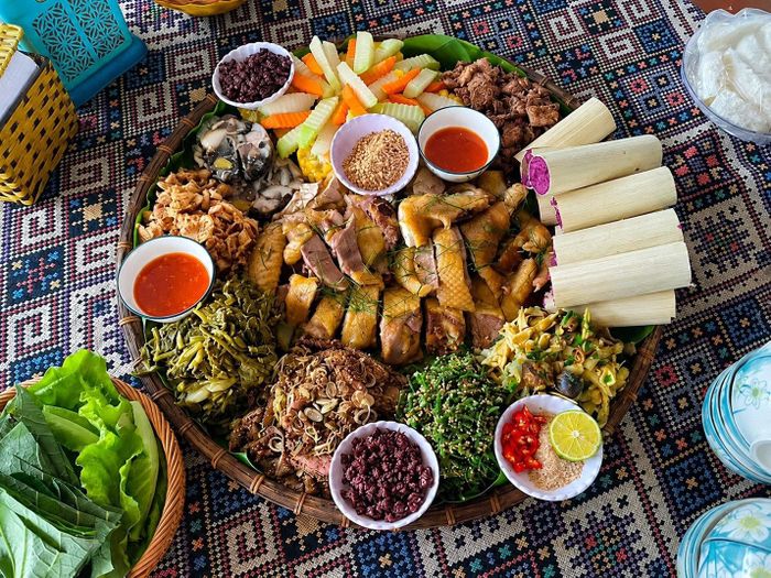 Những món ăn dân dã như thịt chua, cá suối nướng, xôi ngũ sắc, gà chạy đồi... là đặc sản của xã Long Cốc.