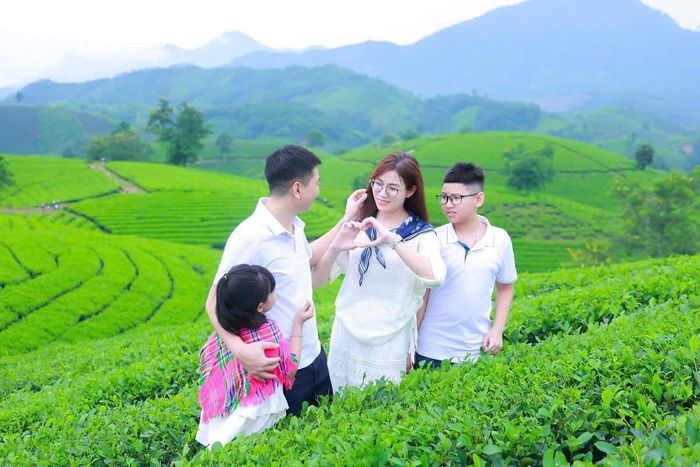 Du khách từ nhiều địa phương tìm đến Long Cốc, nơi những đồi chè xanh ngút ngàn đang dần trở thành điểm đến nổi bật nhờ sức lan tỏa của truyền thông số.