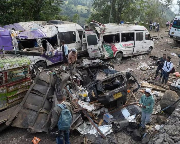 Hiện trường một vụ đánh bom xe khác hồi tháng 4/2026 tại Colombia, ngay trước cuộc bầu cử, khiến nhiều người thương vong. Ảnh Getty Images.