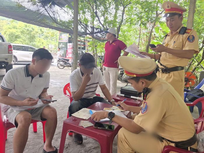 CSGT lập biên bản xử lý đối với các tài xế chạy quá tốc độ trong hầm đường bộ Hải Vân.