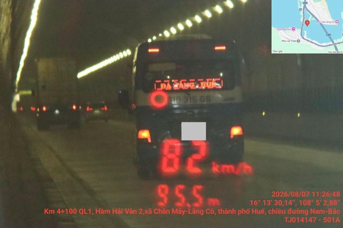 Một số xe khách chạy quá tốc độ quy định khi lưu thông qua hầm đường bộ Hải Vân.