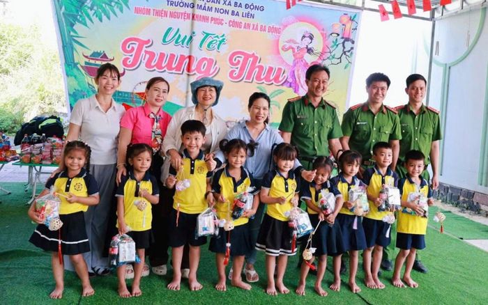 Công an xã Ba Động tổ chức vui Tết Trung thu cho các cháu thiếu nhi tại Trường Mầm non Ba Liên.