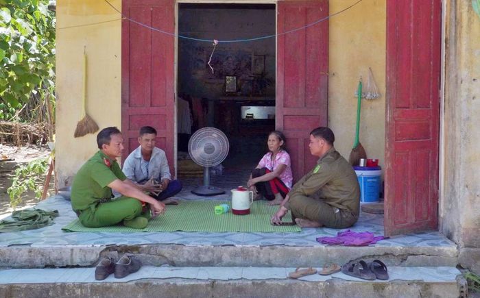 Công an xã Ba Động tham gia hòa giải, giải quyết mâu thuẫn trong cộng đồng dân cư ngay từ cơ sở.