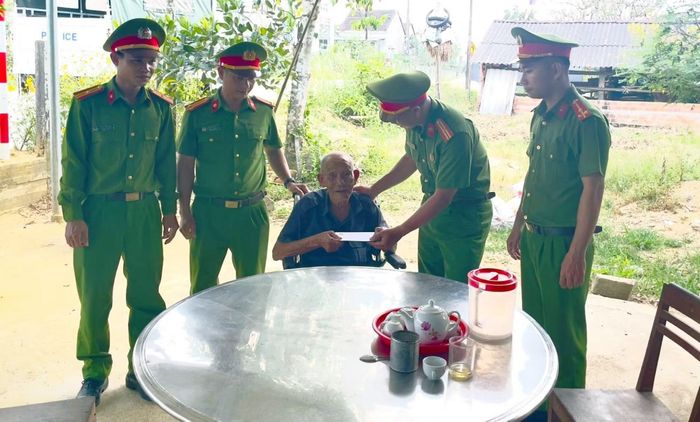 Công an xã Ba Động thăm, tặng quà một trường hợp già yếu trên địa bàn.