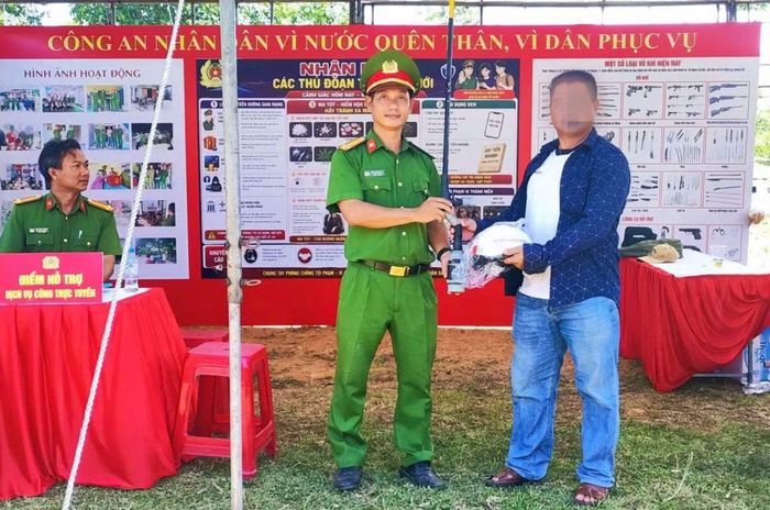 Công an xã Ba Động tổ chức gian hàng tuyên truyền pháp luật, tiếp nhận vũ khí, vật liệu nổ, công cụ hỗ trợ tại Liên hoan thôn văn hóa do UBND xã tổ chức.