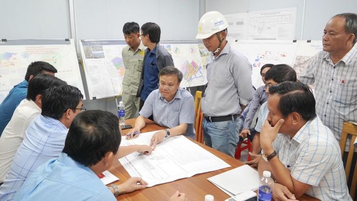 Phó Chủ tịch UBND tỉnh Quảng Trị, đồng chí Lê Đức Tiến cùng các sở, ngành, địa phương kiểm tra hiện trường tìm cách tháo gỡ điểm nghẽn về giải phóng mặt bằng tại các dự án lớn của tỉnh.