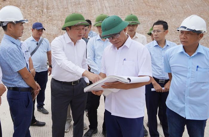 Đồng chí Lê Hồng Vinh - Chủ tịch UBND tỉnh Quảng Trị kiểm tra thực tế tại hiện trường để chỉ đạo việc giải phóng mặt bằng ở các dự án đang xây dựng trên địa bàn tỉnh Quảng Trị.