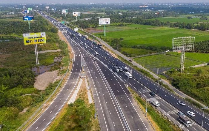 Các tuyến cao tốc kết nối TP Hồ Chí Minh - Cần Thơ được hoàn thiện, mở thêm những hành lang liên kết vùng, tạo điều kiện thu hút đầu tư.