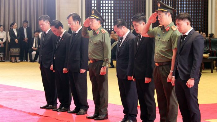 Thứ trưởng Lê Văn Tuyến và Đoàn đại biểu Bộ Công an Việt Nam viếng đồng chí Saysomphone Phomvihane.
