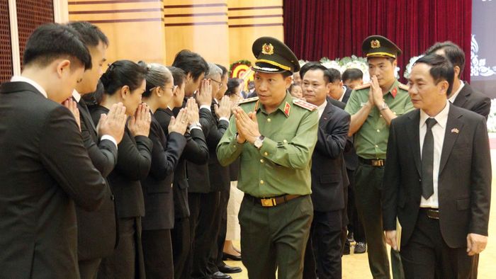 Thứ trưởng Lê Văn Tuyến và Đoàn đại biểu Bộ Công an chia buồn với gia đình đồng chí Saysomphone Phomvihane.