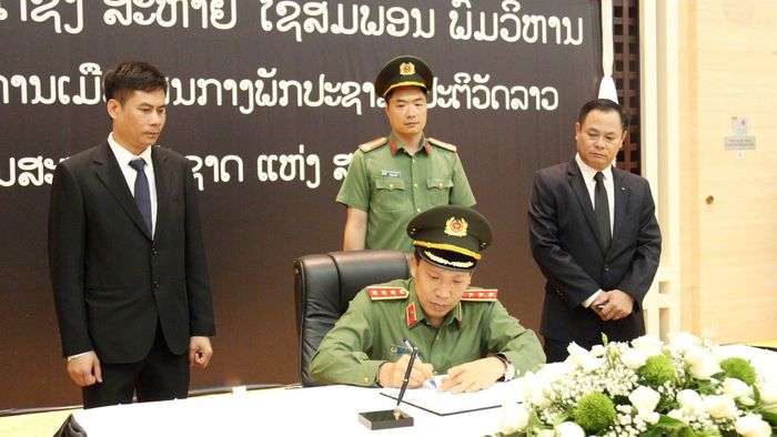 Thứ trưởng Lê Văn Tuyến ghi Sổ tang tại lễ viếng đồng chí Saysomphone Phomvihane.