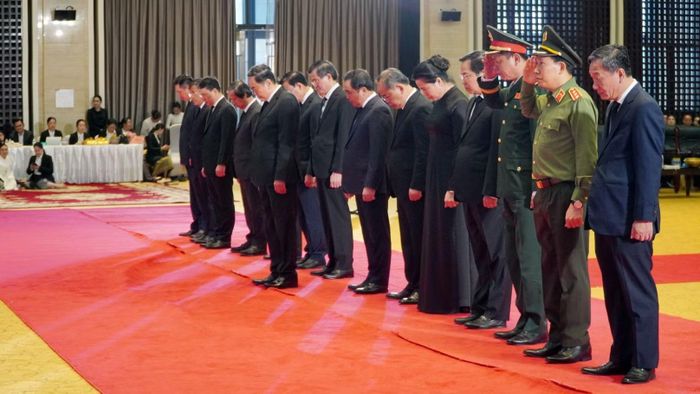 Chủ tịch Quốc hội Trần Thanh Mẫn và Đoàn đại biểu cao của Đảng, Nhà nước Việt Nam dành phút mặc niệm tiễn đưa đồng chí Saysomphone Phomvihane.