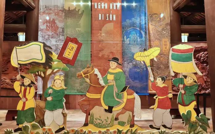Điểm nhấn của triển lãm là sự đa dạng về chất liệu và ngôn ngữ tạo hình. Không gian trưng bày được sắp đặt theo từng nhóm chất liệu. Tác phẩm "Vinh quy bái tổ" trưng bầy trang trọng tại triển lãm, được thực hiện hoàn toàn thủ công.