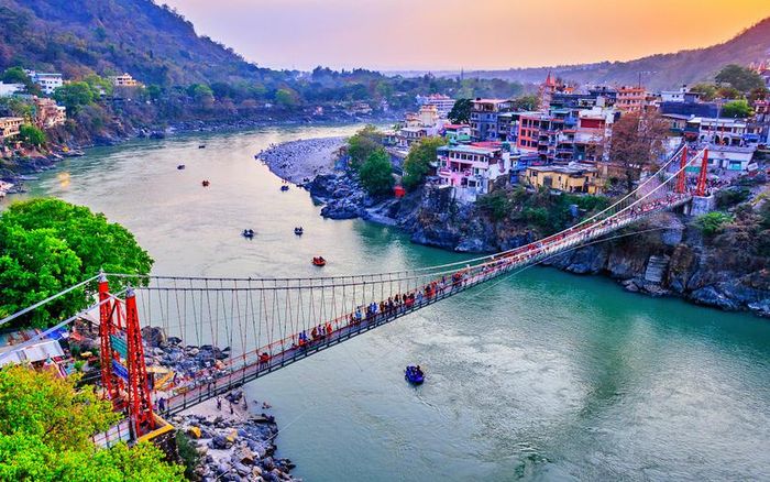 Khách du lịch trải nghiệm vẻ đẹp của Rishikesh - một điểm nhấn thuộc "Thủ phủ mùa đông" Dehradun của bang Uttarakhand, nằm bên bờ dòng sông Hằng linh thiêng nhất Ấn Độ.