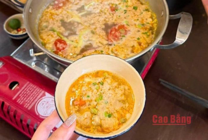 Những mảng riêu vàng óng, mềm thơm là “linh hồn” của nồi lẩu, mang đến vị ngọt đậm đà và hương thơm đặc trưng.