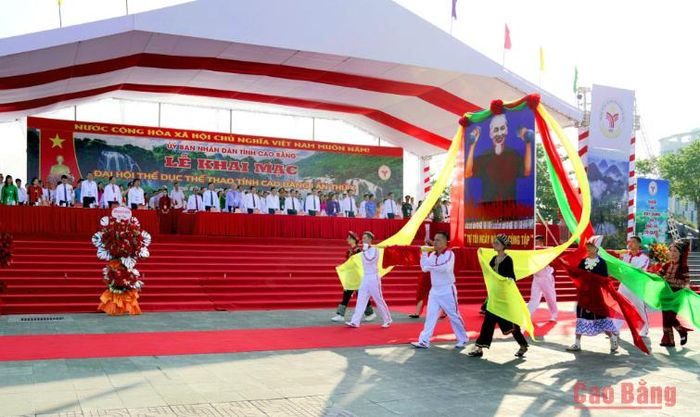 Khối rước ảnh Chủ tịch Hồ Chí Minh tiến vào lễ đài.