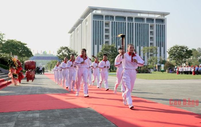 Ngọn lửa thiêng của Đại hội được rước từ Đền thờ Chủ tịch Hồ Chí Minh tại Khu di tích Quốc gia đặc biệt Pác Bó.