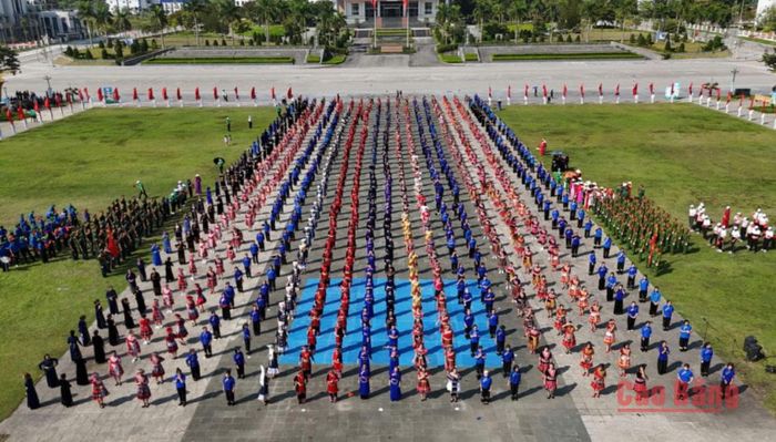 Màn đồng diễn dân vũ với sự tham gia của 1.000 người tại Lễ khai mạc.