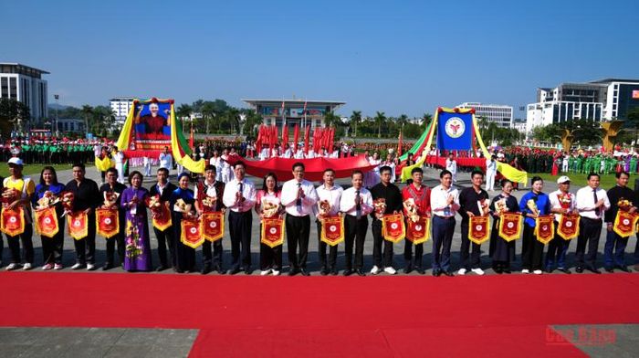 Đồng chí Vũ Hồng Quang, Phó Bí thư Tỉnh ủy, Chủ tịch Ủy ban MTTQ tỉnh cùng các đại biểu tặng cờ lưu niệm cho các đoàn tham dự Lễ khai mạc.