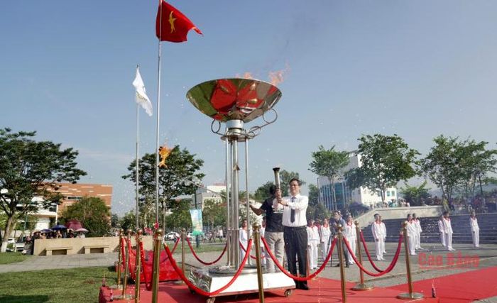 Đồng chí Vũ Hồng Quang, Phó Bí thư Tỉnh ủy, Chủ tịch Ủy ban MTTQ tỉnh thực hiện nghi thức thắp lửa truyền thống khai mạc Đại hội TDTT tỉnh lần thứ X.