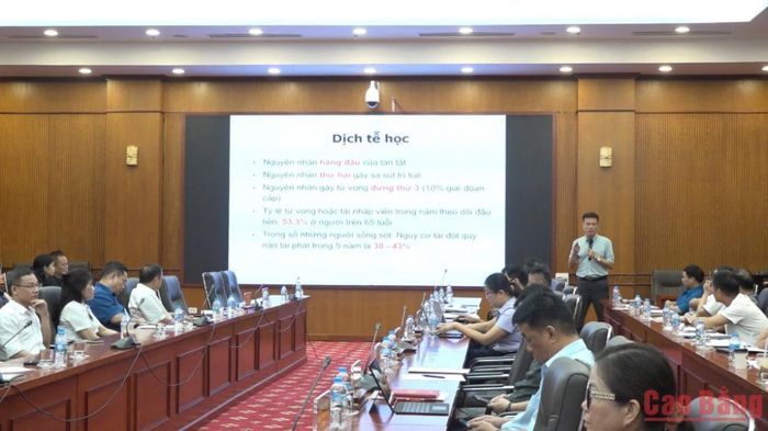 PGS.TS. Lương Tuấn Khanh, Viện trưởng Viện Phục hồi chức năng, Bệnh viện Bạch Mai trình bày chuyên đề cập nhật xu hướng mới trong phục hồi chức năng người bệnh sau đột quỵ.