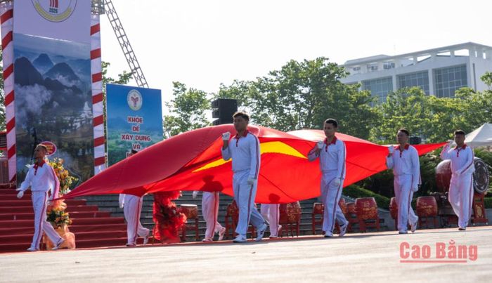 Đi đầu đoàn diễu hành là Quốc kỳ nước Cộng hòa xã hội chủ nghĩa Việt Nam.