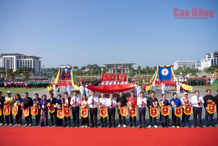Ban Tổ chức tặng Cờ lưu niệm, hoa cho các đoàn tham dự.