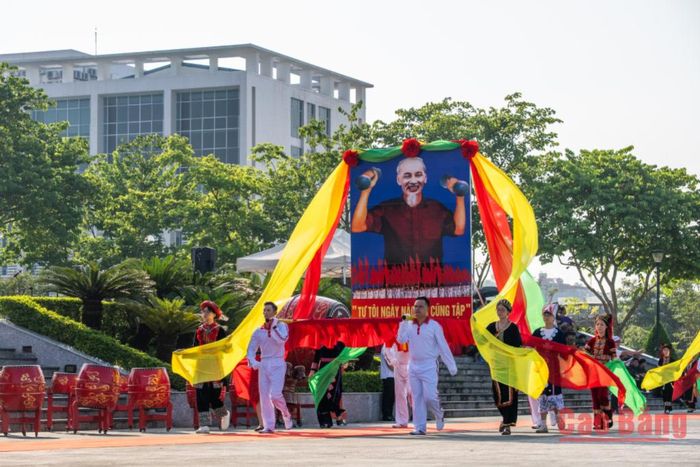 Tiếp theo đoàn Quốc kỳ là ảnh Chủ tịch Hồ Chí Minh kính yêu - vị lãnh tụ thiên tài của Đảng và dân tộc Việt Nam, Anh hùng giải phóng dân tộc, Danh nhân văn hóa thế giới.