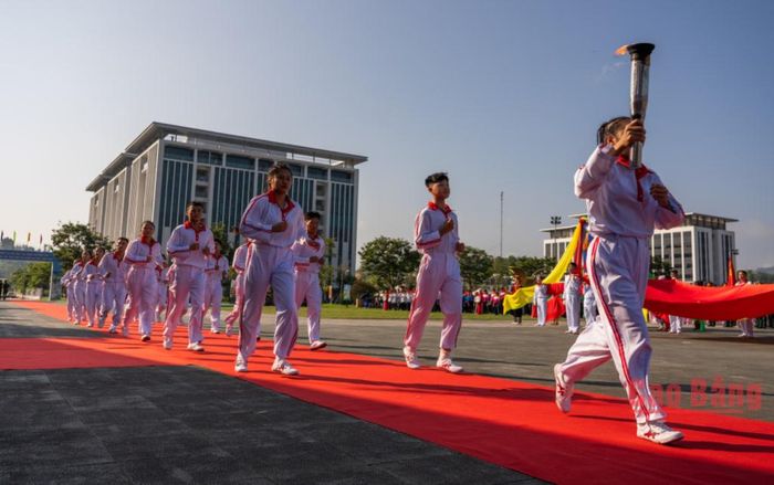 Ngọn lửa truyền thống của Đại hội được các VĐV tiêu biểu của tỉnh lấy từ Đền thờ Chủ tịch Hồ Chí Minh tại Khu di tích Quốc gia đặc biệt Pác Bó.