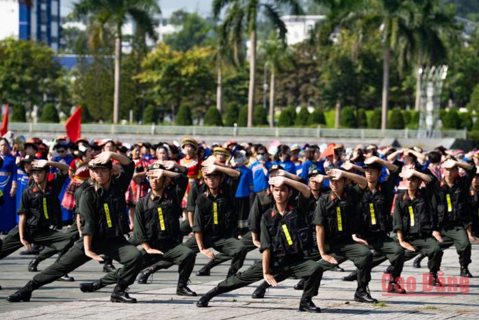 Màn biểu diễn võ thuật của 70 cán bộ, chiến sĩ Công an tỉnh.