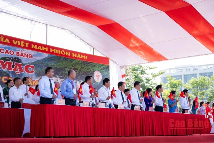Các đại biểu theo dõi “Chương trình Diễu hành biểu dương lực lượng, chào mừng Đại hội Thể dục thể thao tỉnh lần thứ X năm 2026.