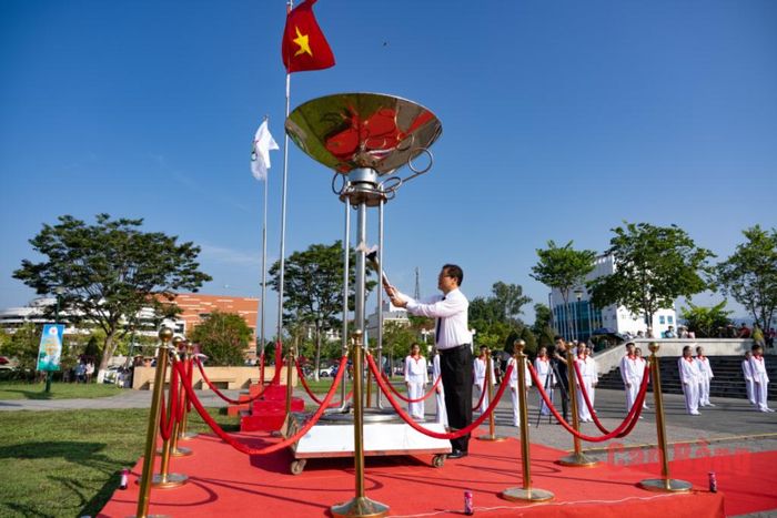 Đ/c Vũ Hồng Quang, Phó Bí thư Tỉnh ủy, Chủ tịch Ủy ban MTTQ Việt Nam tỉnh châm đuốc thắp Đài lửa truyền thống của Đại hội.