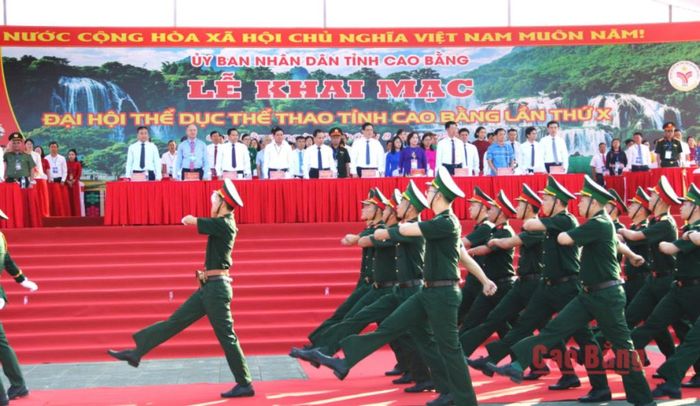 Các khối tham gia diễu hành, biểu dương lực lượng tại Lễ khai mạc.